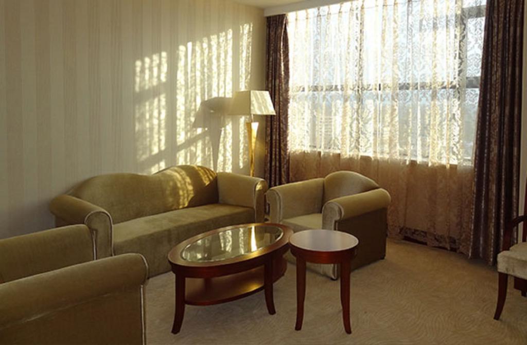 President Hotel At Umodzi Park Лілонґве Екстер'єр фото