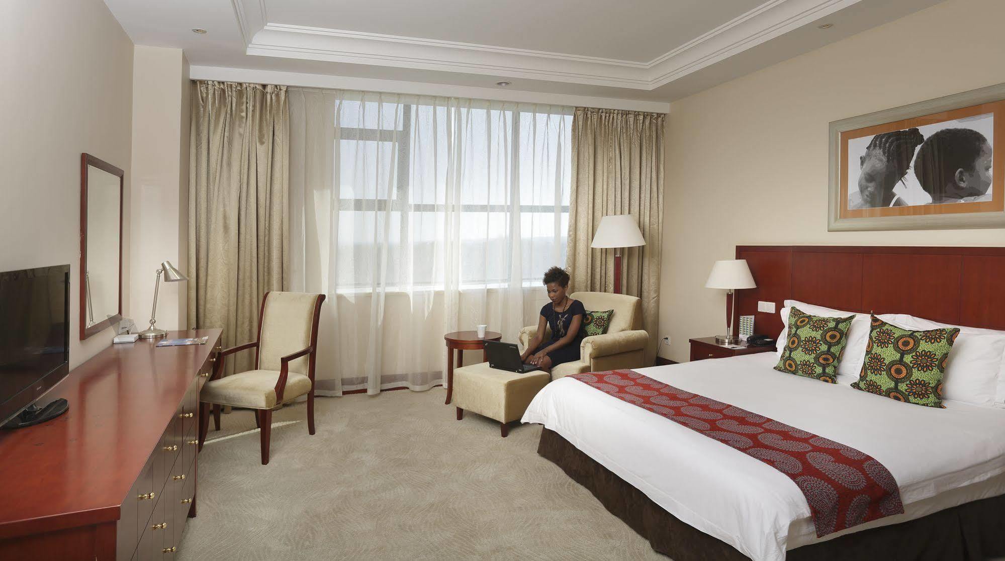President Hotel At Umodzi Park Лілонґве Екстер'єр фото